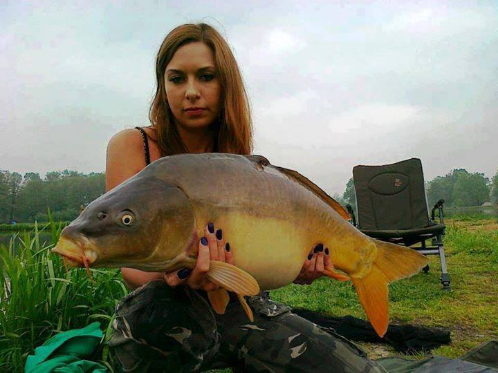 Carp Girl Fishing - carp-girl-fishing-6.bmp